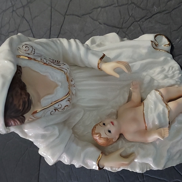 Mary &Baby Jesus Figurines Ivory&Gold Mary is 7 3/4in.Hx6in.Widest Width. B.4in - Picture 13 of 13